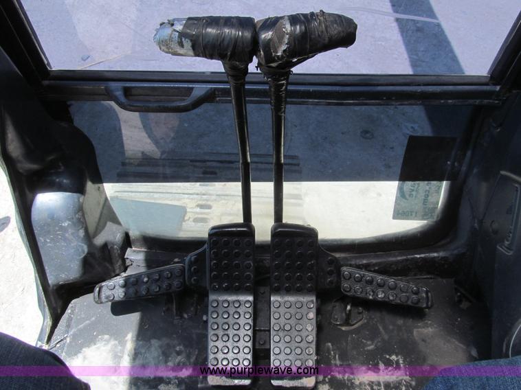 image for item I7064 2004 John Deere 200C LC excavator