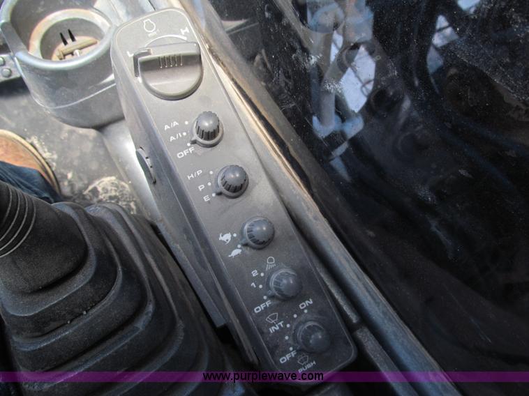 image for item I7064 2004 John Deere 200C LC excavator