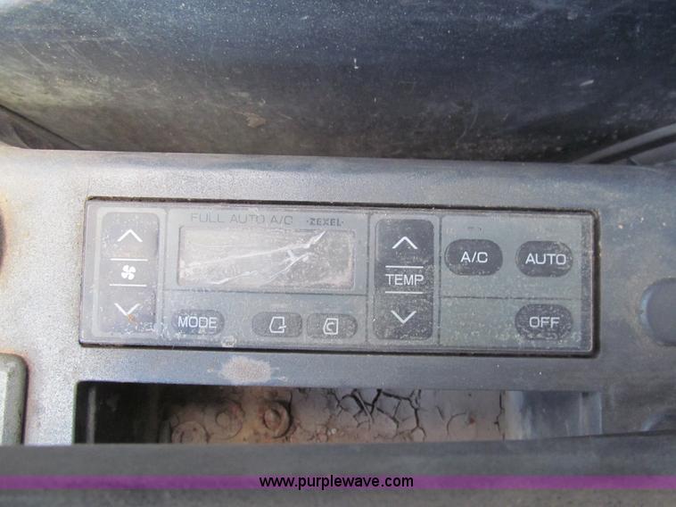 image for item I7064 2004 John Deere 200C LC excavator