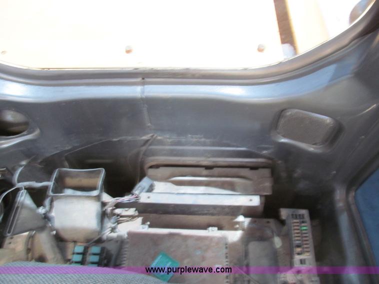 image for item I7064 2004 John Deere 200C LC excavator