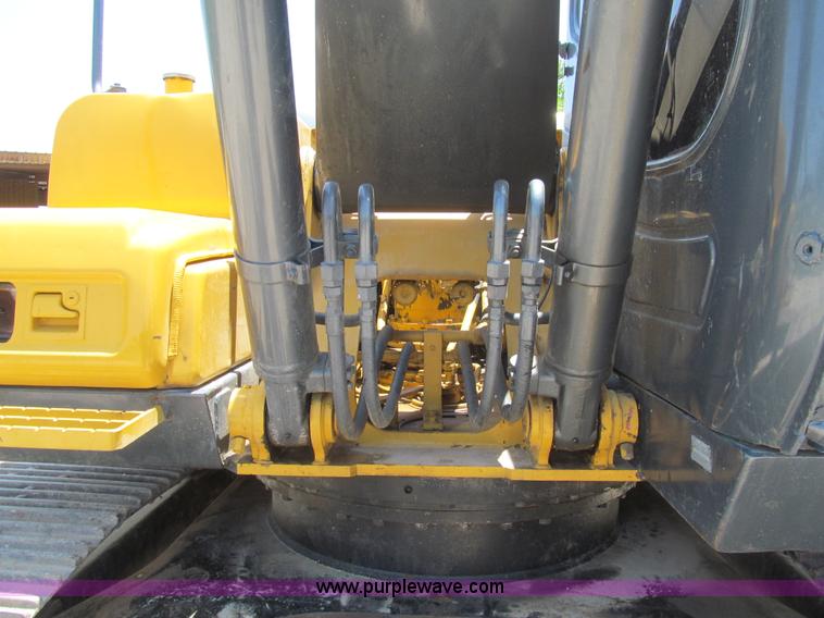 image for item I7064 2004 John Deere 200C LC excavator