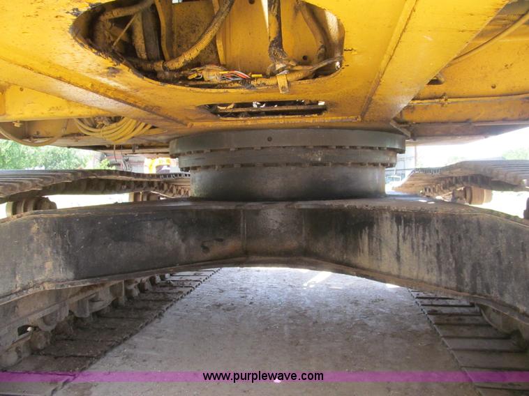 image for item I7064 2004 John Deere 200C LC excavator