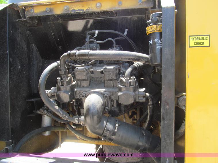 image for item I7064 2004 John Deere 200C LC excavator