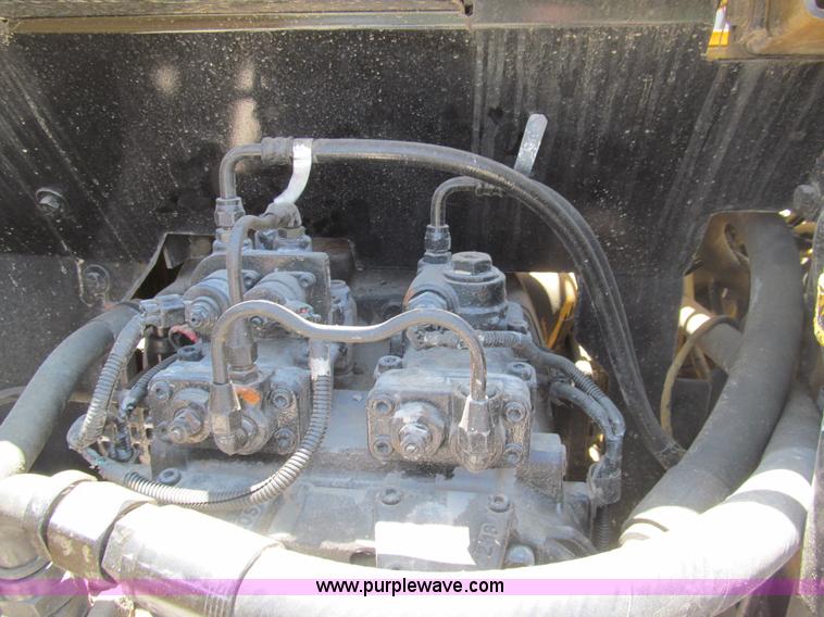 image for item I7064 2004 John Deere 200C LC excavator