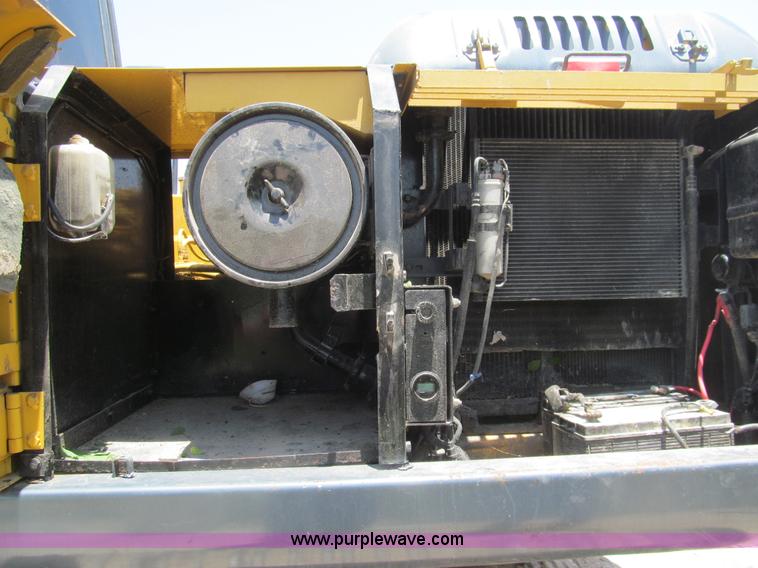 image for item I7064 2004 John Deere 200C LC excavator