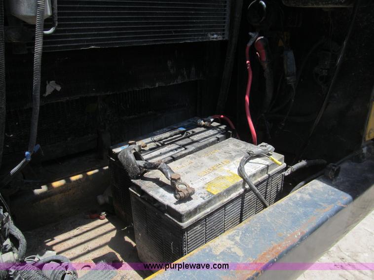 image for item I7064 2004 John Deere 200C LC excavator