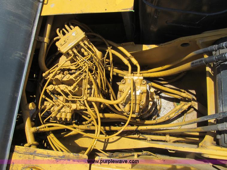 image for item I7064 2004 John Deere 200C LC excavator