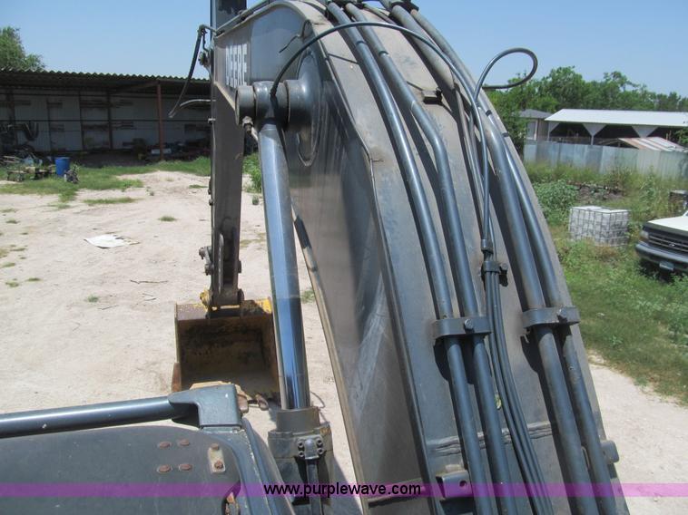 image for item I7064 2004 John Deere 200C LC excavator