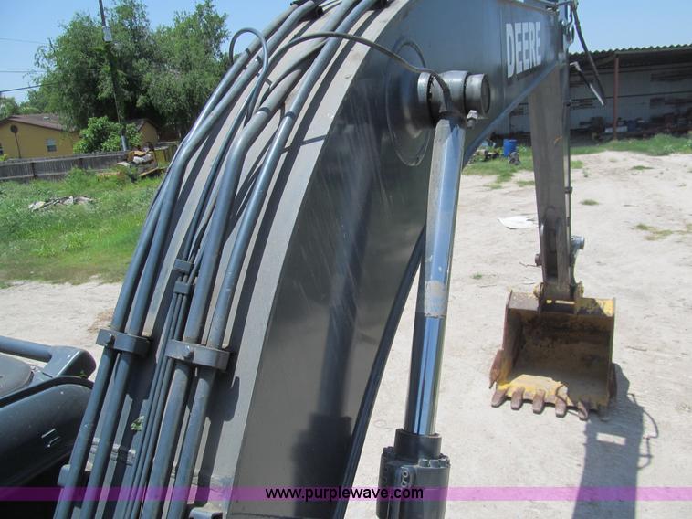 image for item I7064 2004 John Deere 200C LC excavator