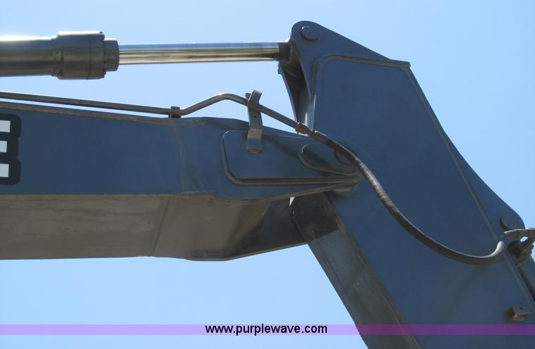 image for item I7064 2004 John Deere 200C LC excavator