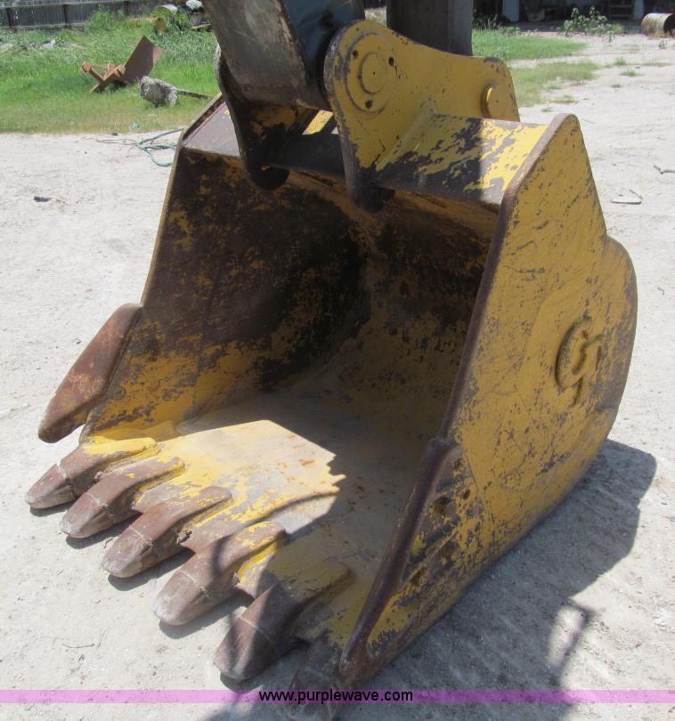 image for item I7064 2004 John Deere 200C LC excavator