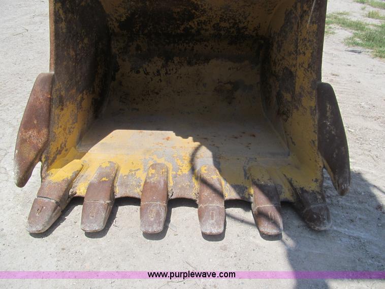 image for item I7064 2004 John Deere 200C LC excavator