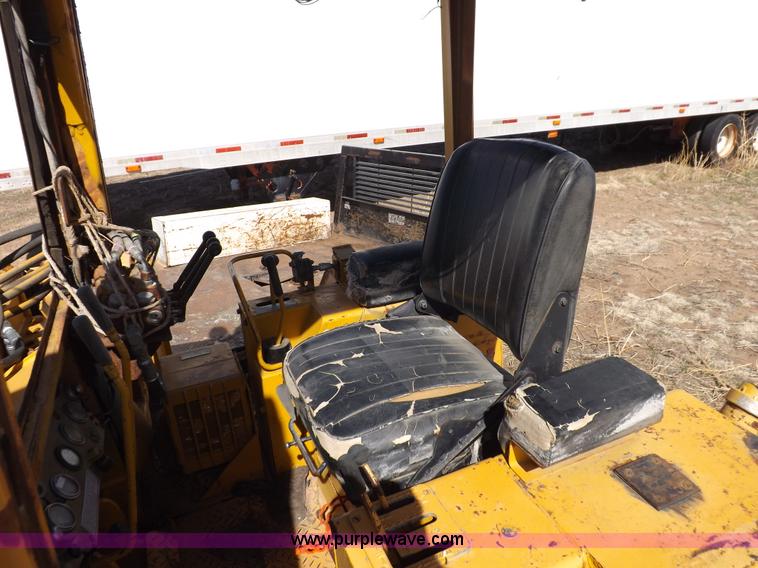 image for item I9037 1985 Caterpillar D3B dozer