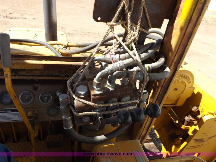 image for item I9037 1985 Caterpillar D3B dozer
