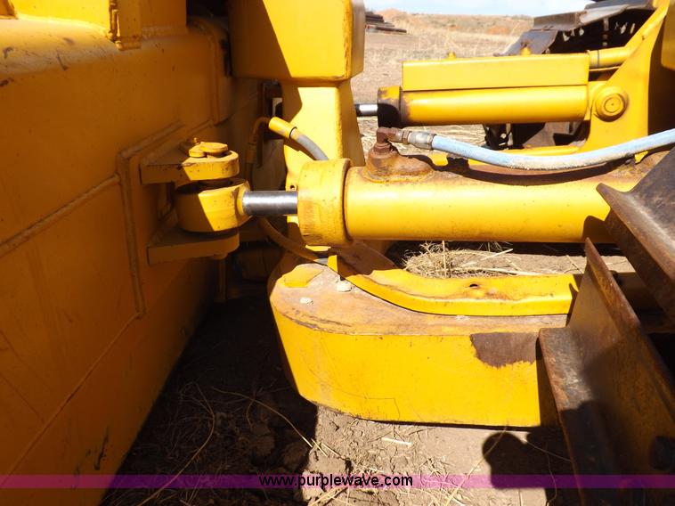 image for item I9037 1985 Caterpillar D3B dozer