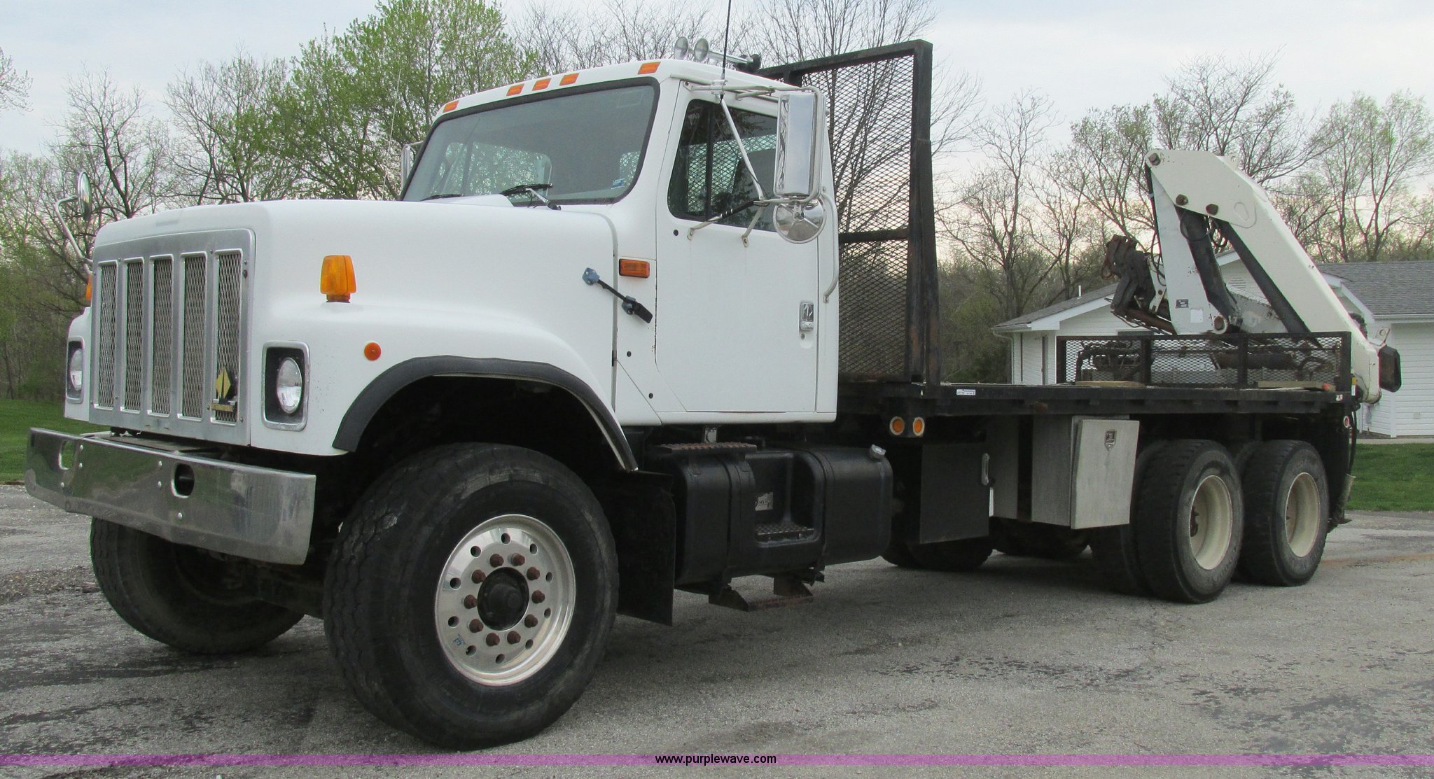 AN9078 image for item AN9078 1997 International 2574 flatbed truck ...