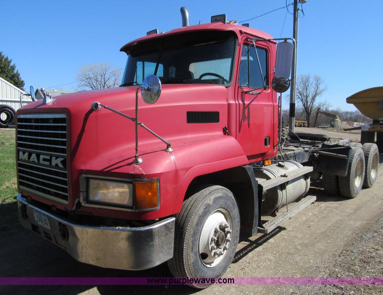 image for item E4700 1998 Mack CH613 semi truck