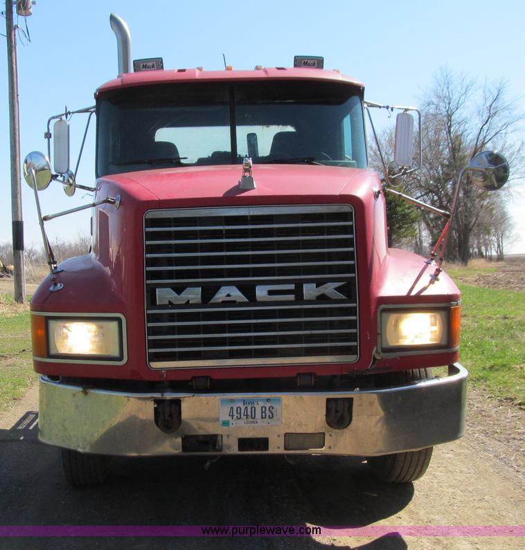 image for item E4700 1998 Mack CH613 semi truck