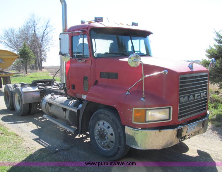 image for item E4700 1998 Mack CH613 semi truck
