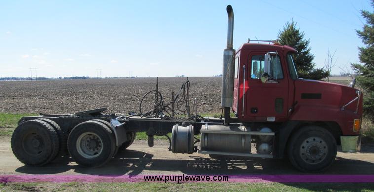 image for item E4700 1998 Mack CH613 semi truck