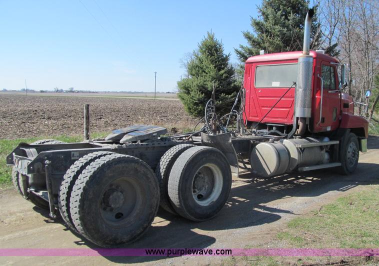 image for item E4700 1998 Mack CH613 semi truck