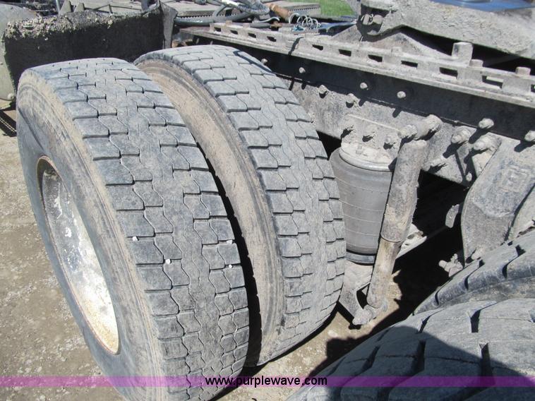 image for item E4700 1998 Mack CH613 semi truck