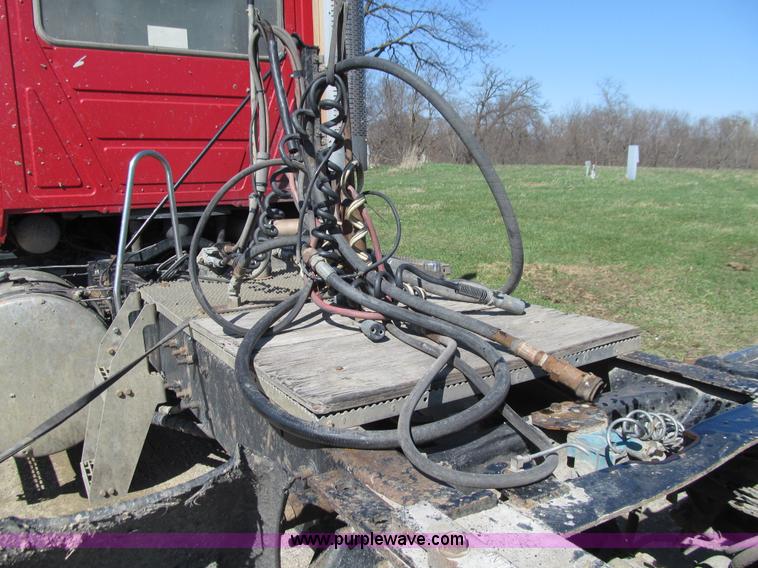 image for item E4700 1998 Mack CH613 semi truck