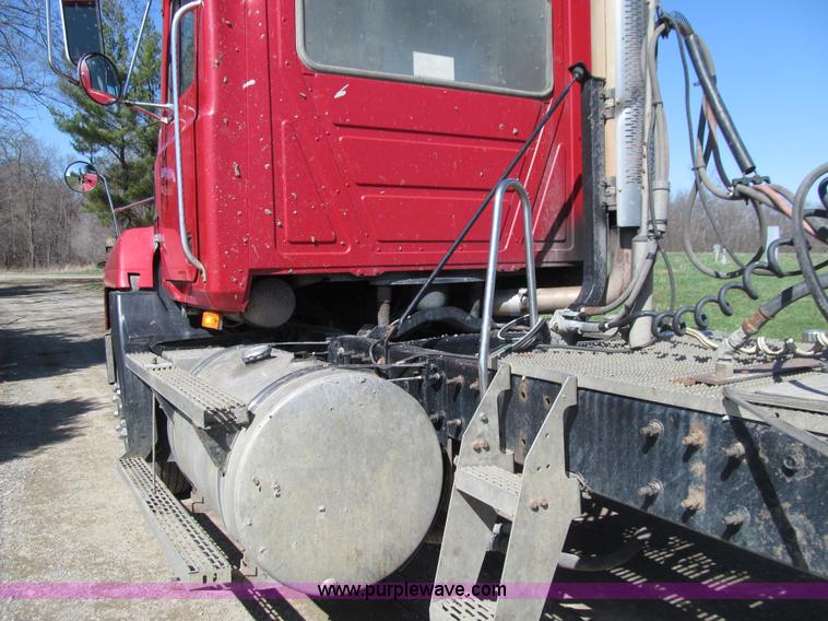 image for item E4700 1998 Mack CH613 semi truck