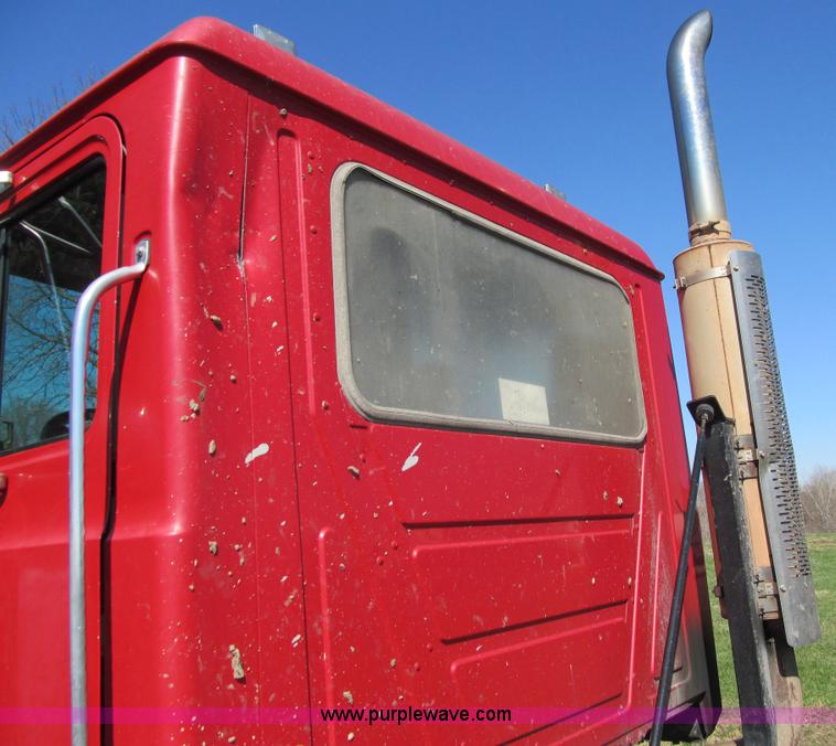 image for item E4700 1998 Mack CH613 semi truck