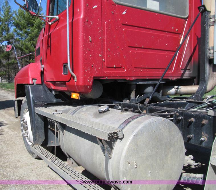image for item E4700 1998 Mack CH613 semi truck