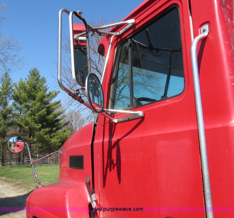 image for item E4700 1998 Mack CH613 semi truck