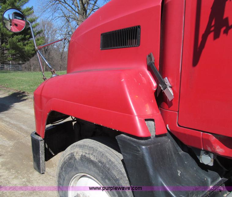 image for item E4700 1998 Mack CH613 semi truck