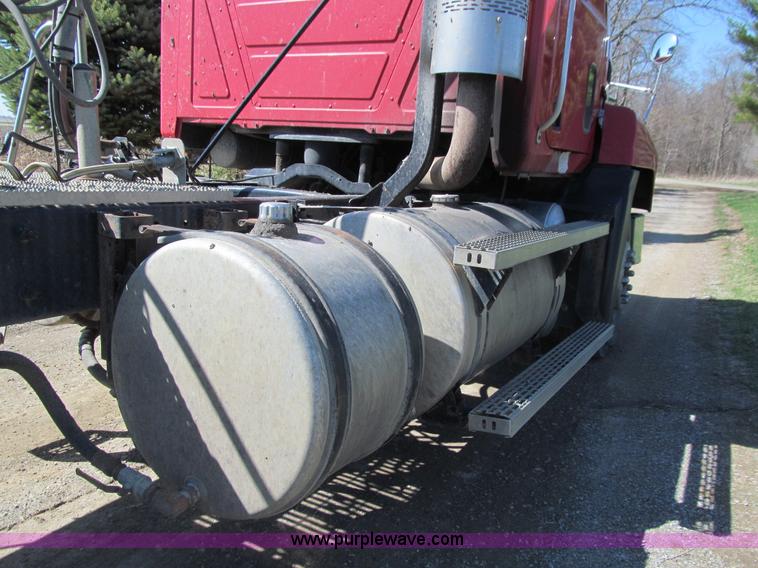 image for item E4700 1998 Mack CH613 semi truck