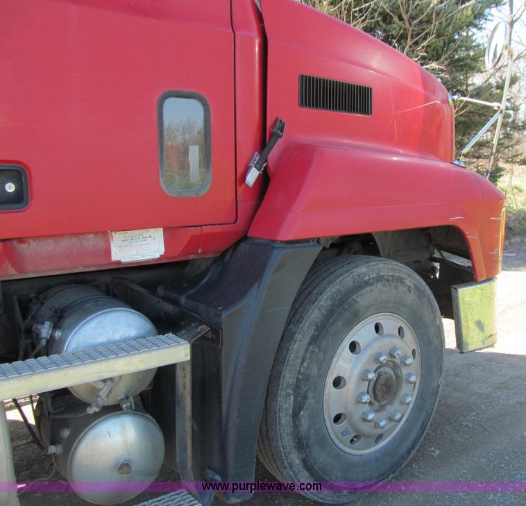 image for item E4700 1998 Mack CH613 semi truck
