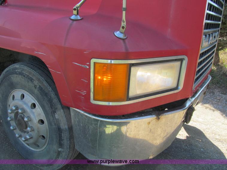 image for item E4700 1998 Mack CH613 semi truck