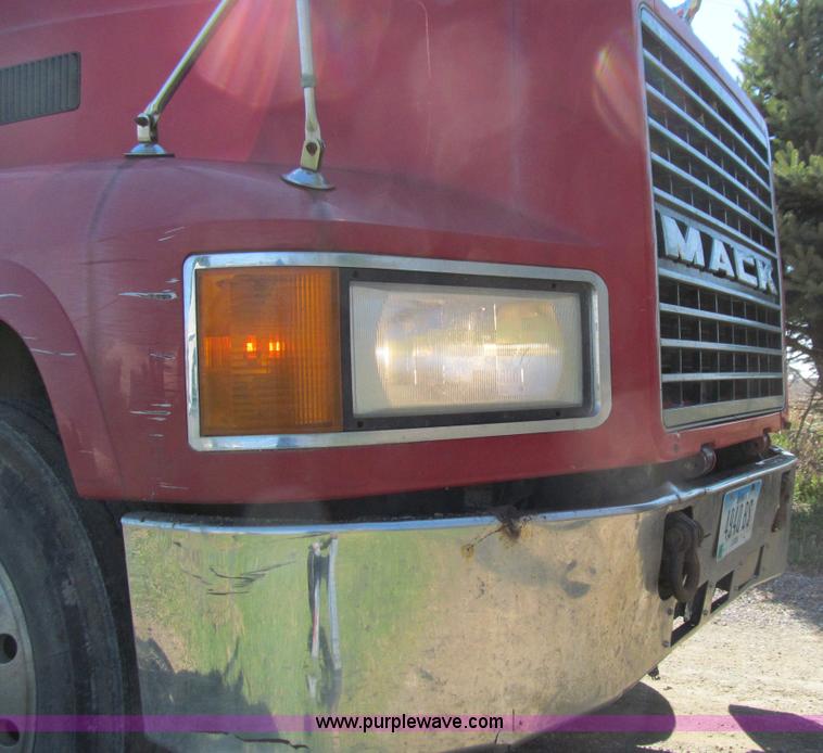 image for item E4700 1998 Mack CH613 semi truck