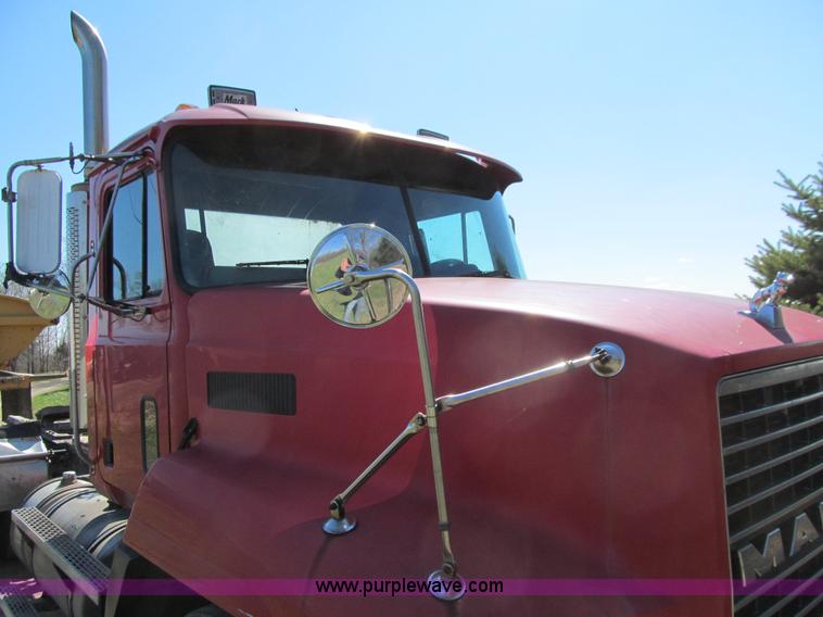 image for item E4700 1998 Mack CH613 semi truck
