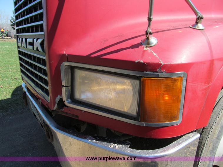image for item E4700 1998 Mack CH613 semi truck