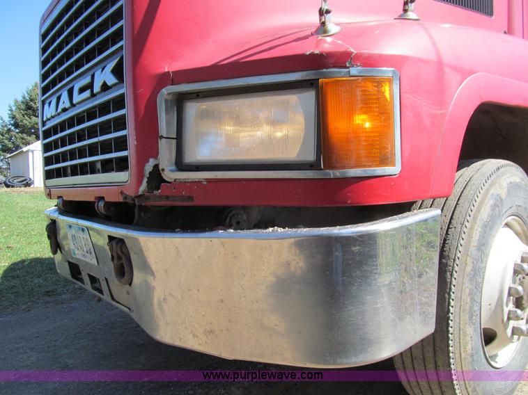 image for item E4700 1998 Mack CH613 semi truck