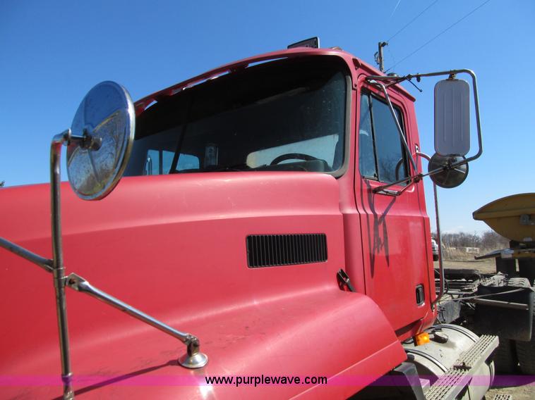 image for item E4700 1998 Mack CH613 semi truck