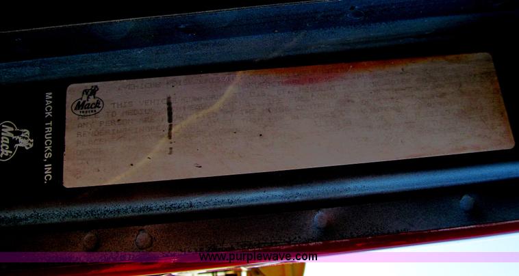 image for item E4700 1998 Mack CH613 semi truck