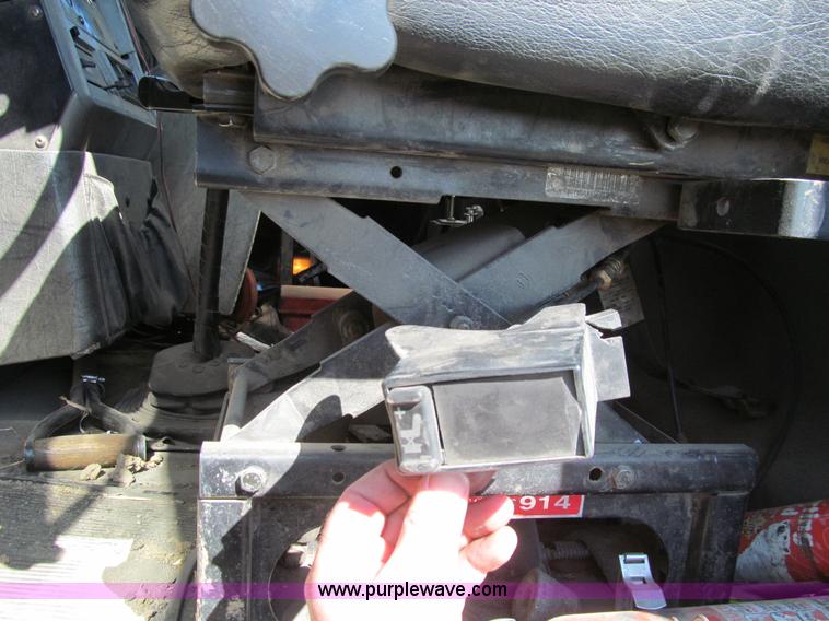 image for item E4700 1998 Mack CH613 semi truck