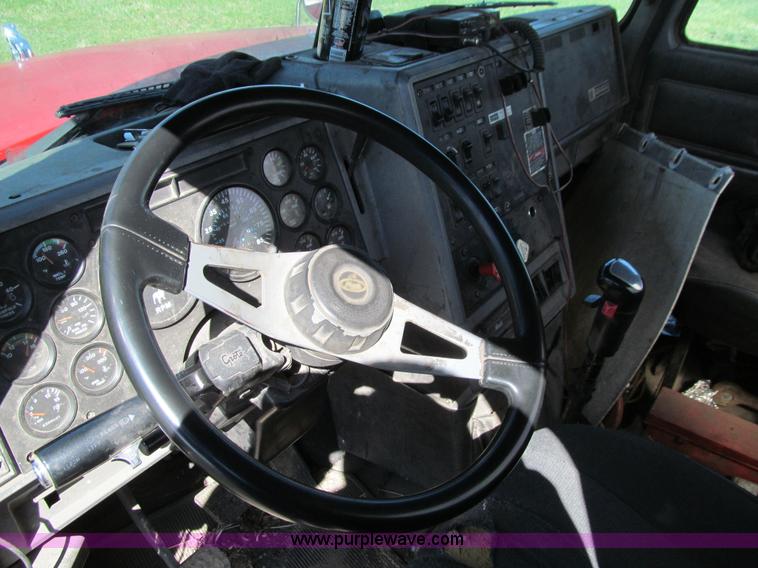 image for item E4700 1998 Mack CH613 semi truck