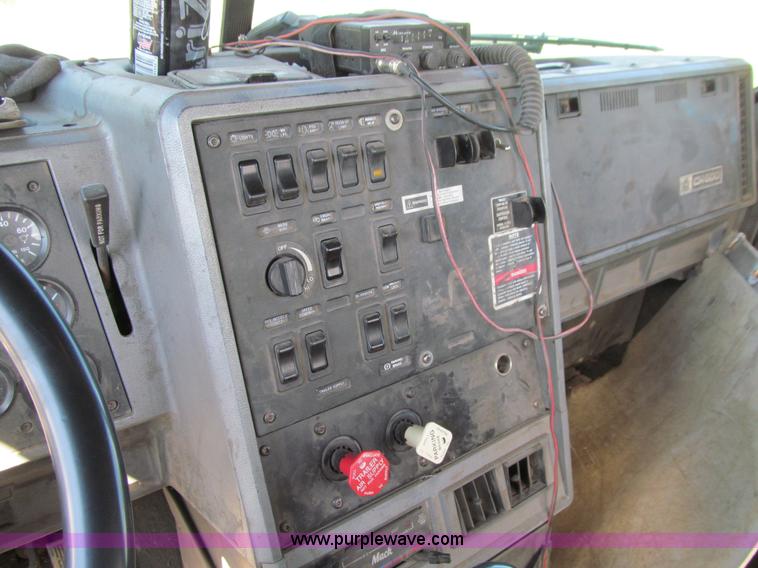 image for item E4700 1998 Mack CH613 semi truck