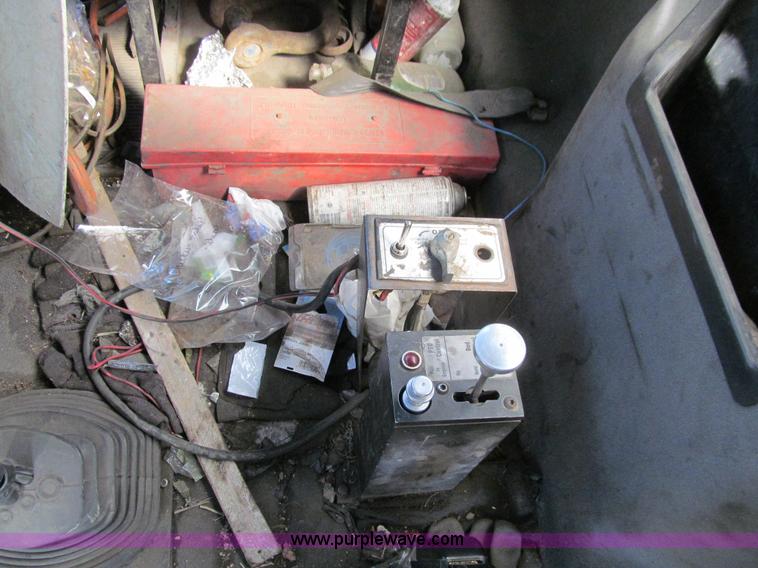 image for item E4700 1998 Mack CH613 semi truck