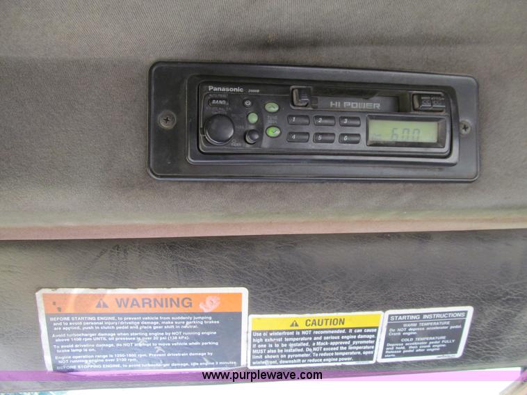 image for item E4700 1998 Mack CH613 semi truck