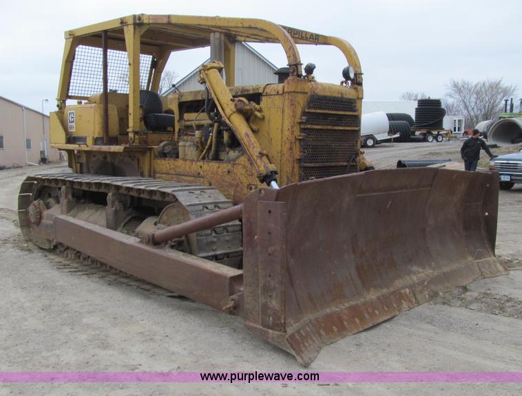 image for item E4703 1966 Caterpillar D8H dozer
