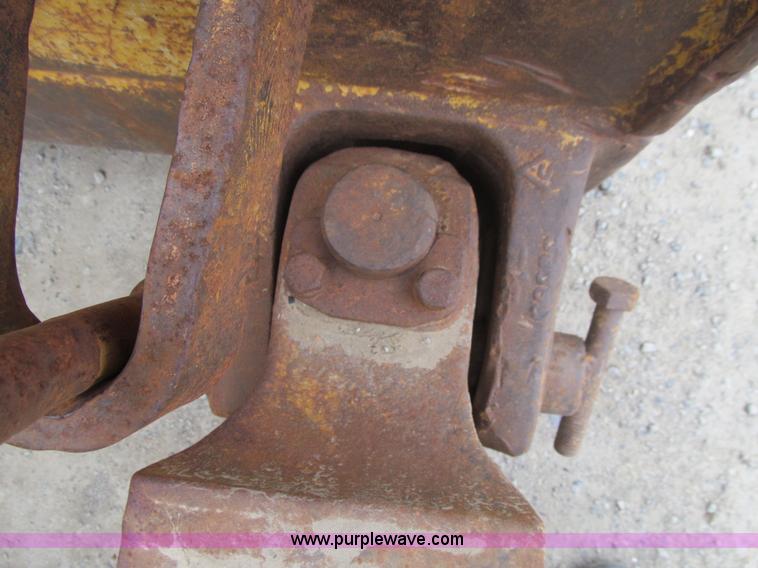 image for item E4703 1966 Caterpillar D8H dozer