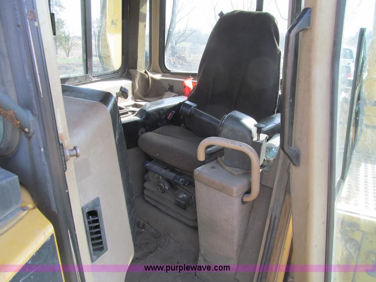 image for item E4710 1998 Caterpillar D6R XL dozer