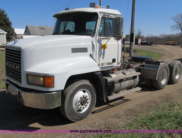 image for item E4715 1996 Mack CH613 semi truck